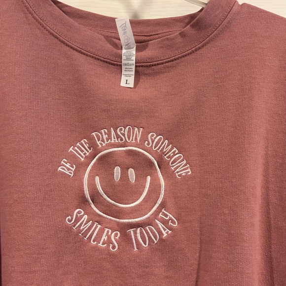 Love in Faith Mauve Smiley Graphic Sweatshirt size L new - Picture 3 of 4